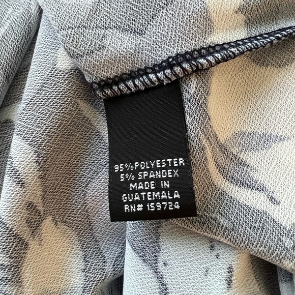 LC by LAURA CRUZ 2X BLUE & WHITE ZIP NECKLINE SHORT SLEEVE TOP - Picture 4 of 8